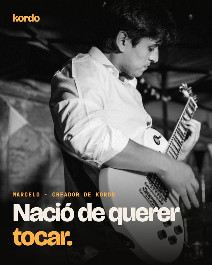 Marcelo, creador de Kordo, tocando guitarra eléctrica en un escenario